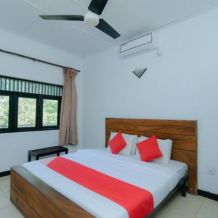 Oyo 479 Water Front Hotel キャンディー エクステリア 写真
