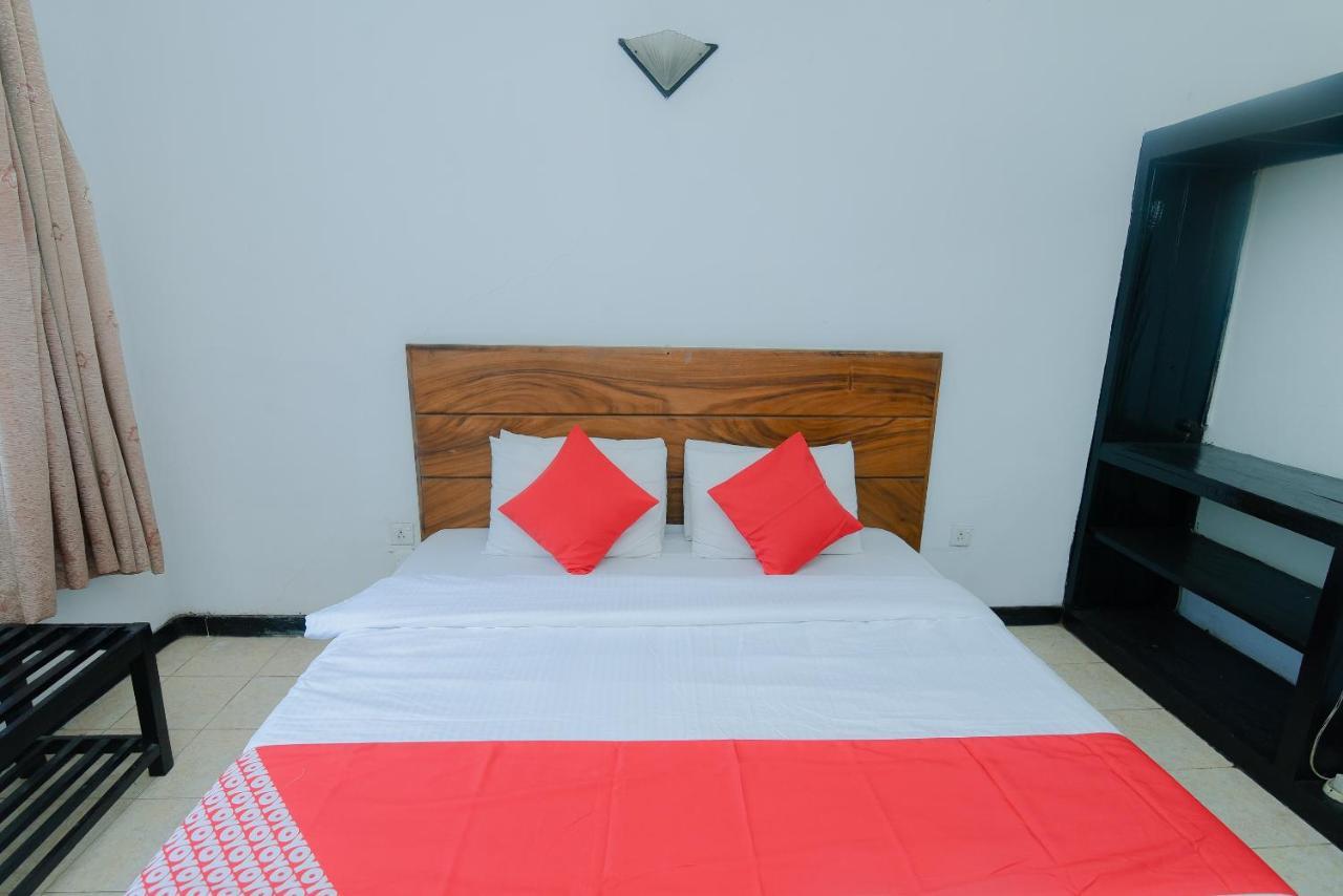 Oyo 479 Water Front Hotel キャンディー エクステリア 写真