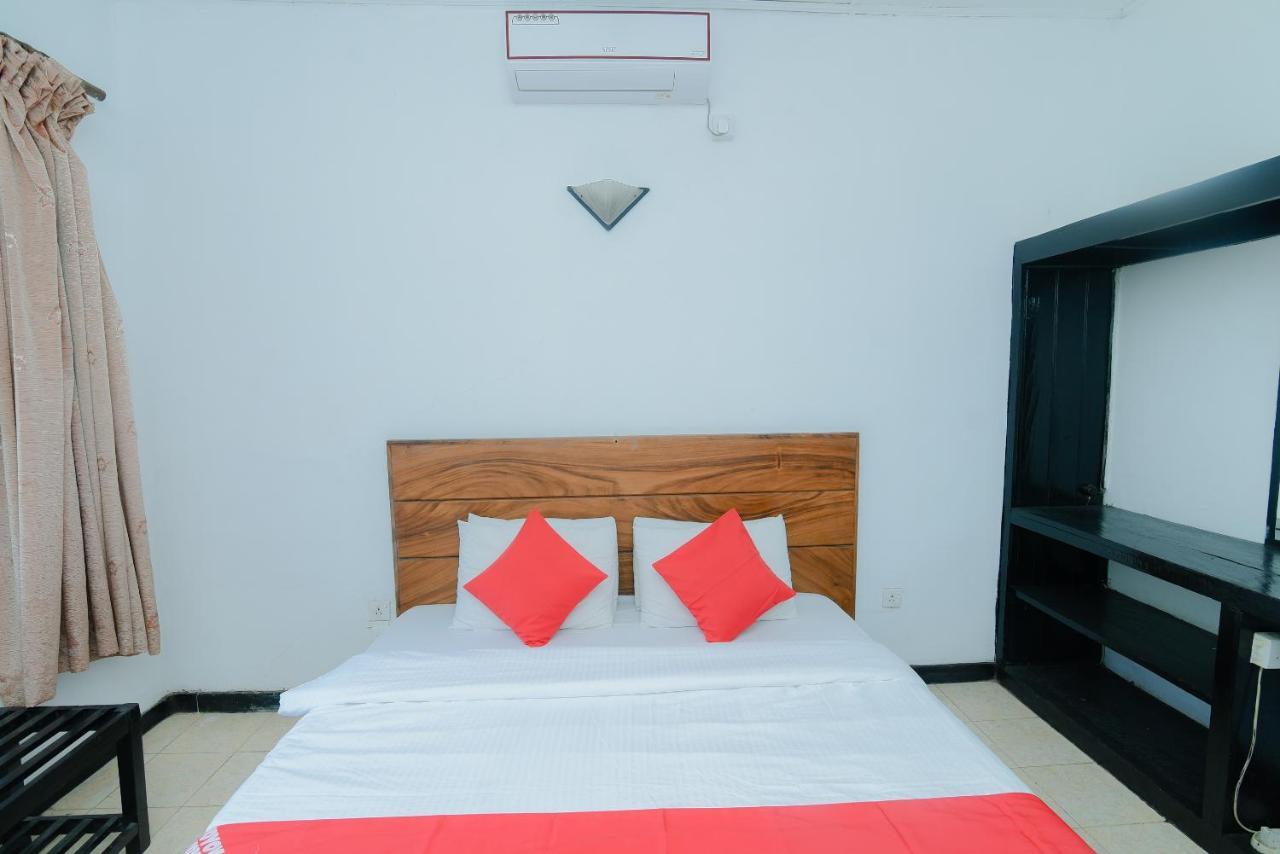 Oyo 479 Water Front Hotel キャンディー エクステリア 写真