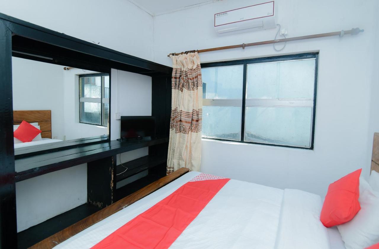 Oyo 479 Water Front Hotel キャンディー エクステリア 写真