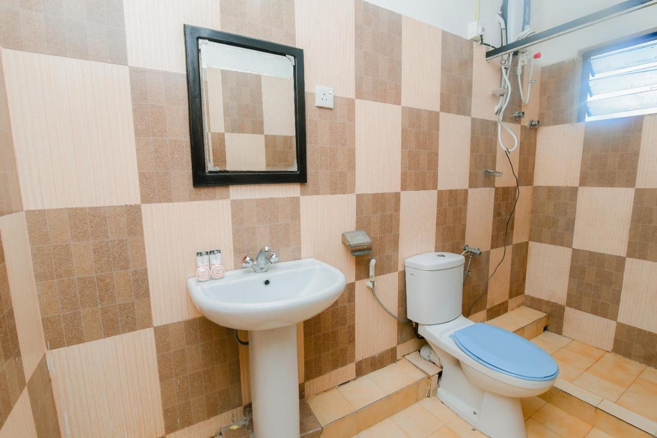 Oyo 479 Water Front Hotel キャンディー エクステリア 写真